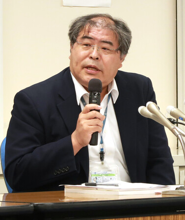 記者会見する連合の仁平章総合政策推進局長＝３日午後、東京都千代田区