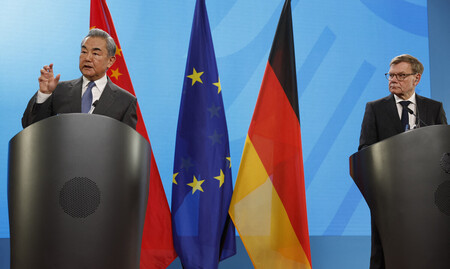 3日、ベルリンで共同記者会見に臨む中国の王毅共産党政治局員兼外相(左)とドイツのワーデフール外相(AFP時事)