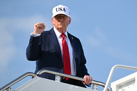 拳を上げるトランプ米大統領＝３日、米メリーランド州（ＡＦＰ時事）