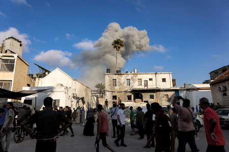 イスラエル軍の攻撃を受け立ち上る煙=2日、パレスチナ自治区ガザ(AFP時事)