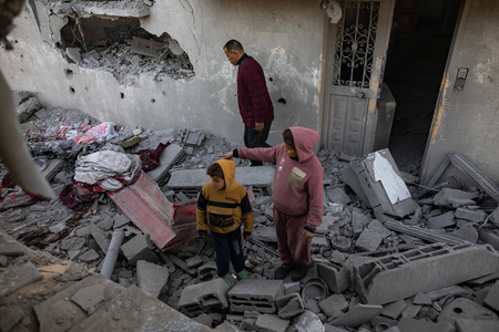 イスラエル軍の攻撃を受けた難民キャンプ=1月8日、パレスチナ自治区ガザ南部ハンユニス(EPA時事)