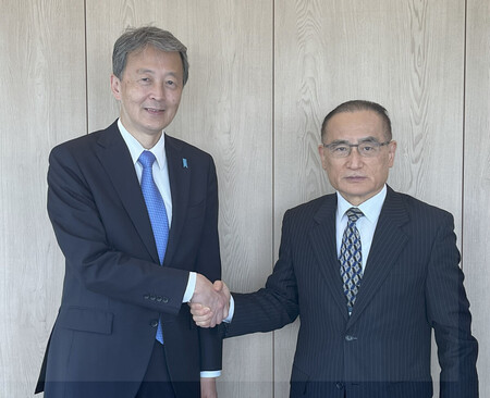 4日、ソウルで会談に臨む岡野正敬国家安全保障局長(左)と韓国の魏聖洛国家安保室長(国家安保局提供)