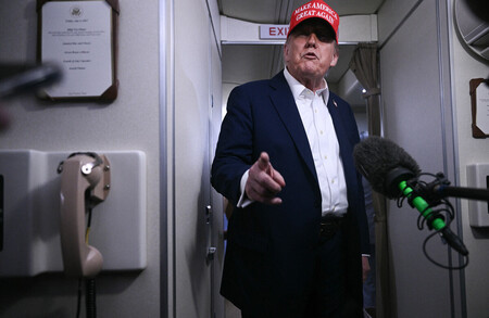 4日、大統領専用機内で取材に応じるトランプ大統領(AFP時事)