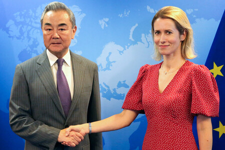 中国の王毅共産党政治局員兼外相（左）と欧州連合（ＥＵ）のカラス外交安全保障上級代表（外相）＝２日、ブリュッセル（ＡＦＰ時事）