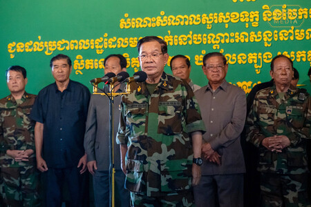 タイとの国境地域を訪問し、演説するカンボジアのフン・セン上院議長（中央）＝６月２６日、北部プレアビヒア州（同氏のフェイスブックより・時事）