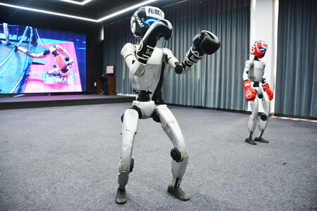 キックボクシングができる宇樹科技の人型ロボット＝６月２５日、中国浙江省杭州市