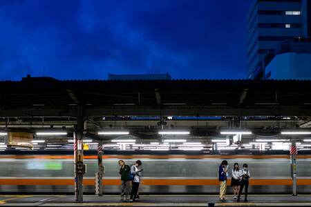 ６月１４日、東京・中野駅のホームで電車を待つ乗客（ＡＦＰ時事）