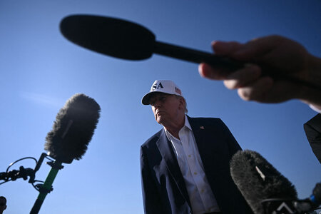 6日、米ニュージャージー州モリスタウンで記者団の取材に応じるトランプ米大統領(AFP時事)