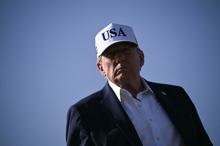 記者団の取材に応じるトランプ米大統領=6日、ニュージャージー州モリスタウン(AFP時事)