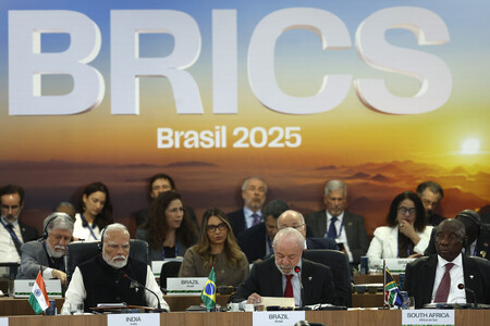 ６日、ブラジル・リオデジャネイロで開かれた新興国グループ「ＢＲＩＣＳ」首脳会議に出席するブラジルのルラ大統領（前列中央）とインドのモディ首相（同左）ら（ＥＰＡ時事）