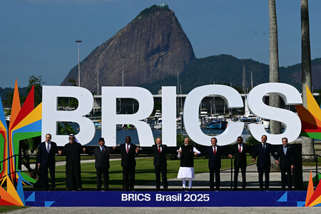 ６日、ブラジル・リオデジャネイロで開かれた新興国グループ「ＢＲＩＣＳ」首脳会議で撮影に応じる、インドのモディ首相（右から５番目）ら各国代表者（ＡＦＰ時事）