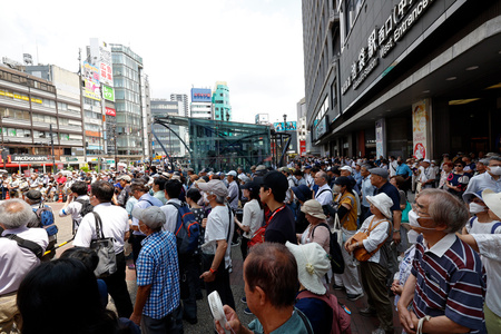 ３日、東京都内で参院選の街頭演説に耳を傾ける人たち（ＥＰＡ時事）