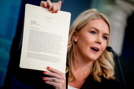 トランプ米大統領が石破茂首相に送った書簡を掲げるレビット大統領報道官=7日、ワシントン(AFP時事)