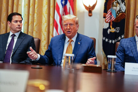 閣議で話すトランプ米大統領（中央）＝８日、米ワシントン（ＥＰＡ時事）