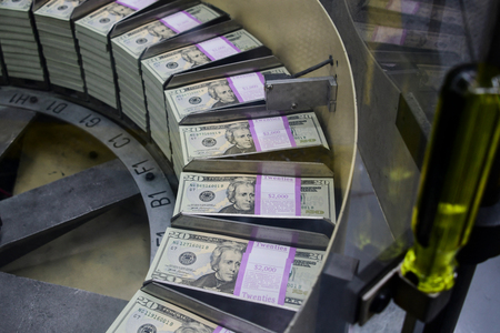 米財務省印刷局で印刷される２０ドル紙幣＝２０１８年７月、ワシントン（ＡＦＰ時事）