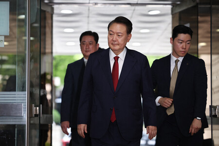 9日、ソウルの裁判所に到着した韓国の尹錫悦前大統領(AFP時事)