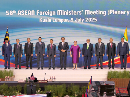 東南アジア諸国連合（ＡＳＥＡＮ）外相会議に出席した各国外相ら＝９日、クアラルンプール