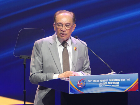 東南アジア諸国連合（ＡＳＥＡＮ）外相会議の開会式で演説するマレーシアのアンワル首相＝９日、クアラルンプール