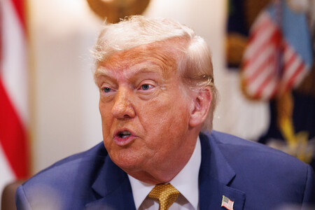 8日、ホワイトハウスで閣議に臨むトランプ米大統領(EPA時事)
