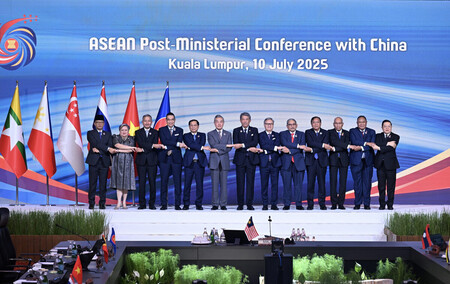会議に臨む東南アジア諸国連合(ASEAN)と中国の外相ら=10日、クアラルンプール(ASEAN事務局のホームページより・時事)