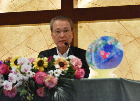 記者会見する筒井義信経団連会長＝１０日午後、大阪市北区