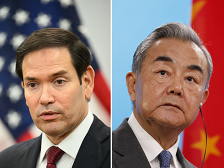 ルビオ米国務長官(写真左)と中国の王毅共産党政治局員兼外相(AFP時事)