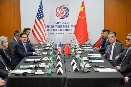 １１日、クアラルンプールで会談するルビオ米国務長官（左手前から２人目）と中国の王毅共産党政治局員兼外相（右手前から２人目）（ＡＦＰ時事）