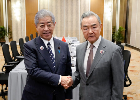 握手する岩屋毅外相(左)と中国の王毅共産党政治局員兼外相=10日、クアラルンプール(外務省提供)