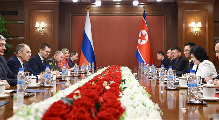 １２日、北朝鮮東部・江原道元山で崔善姫外相（右から２人目）と会談するロシアのラブロフ外相（左から２人目）（ロシア外務省提供）（ＡＦＰ時事）