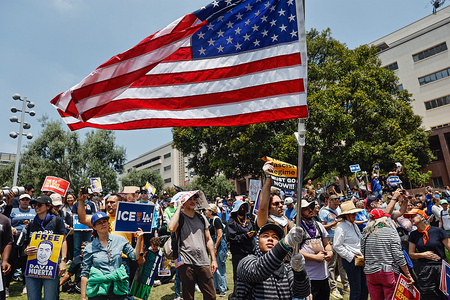 不法移民取り締まり強化に抗議する人たち=6月9日、米カリフォルニア州ロサンゼルス(AFP時事)