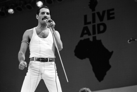 慈善コンサート「ライブ・エイド」で歌う英ロックバンド「クイーン」のボーカル、フレディ・マーキュリーさん=1985年7月、ロンドン(dpa時事)