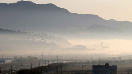 北朝鮮の景勝地、金剛山=2015年10月(EPA時事)