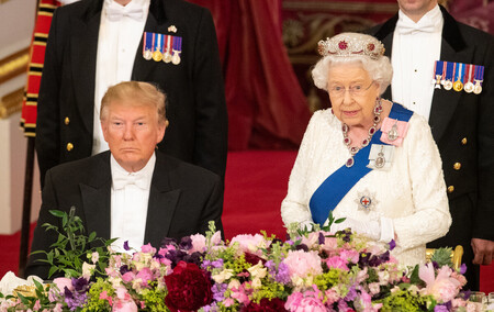 トランプ米大統領(左)を招いた晩さん会でスピーチする故エリザベス英女王=2019年6月、ロンドン・バッキンガム宮殿(AFP時事)
