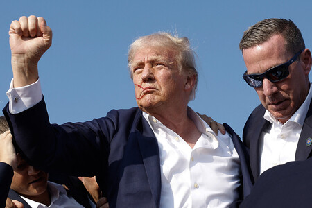 米東部ペンシルベニア州バトラーで銃撃された直後、聴衆に向かって拳を掲げるトランプ氏=2024年7月(AFP時事)