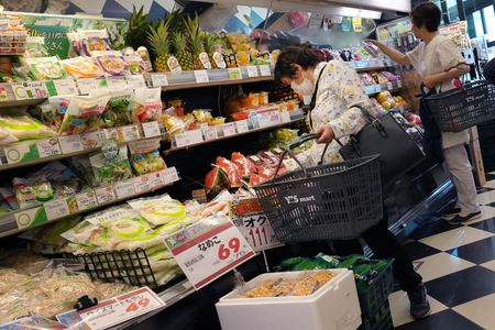 スーパーの買い物客=6月20日、東京都内(AFP時事)