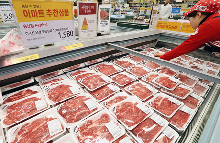 スーパーの店頭に並べられた米国産牛肉=2018年1月、ソウル(EPA時事)