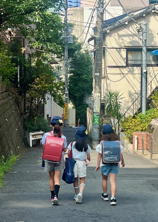 登校する小学生=10日、東京都渋谷区