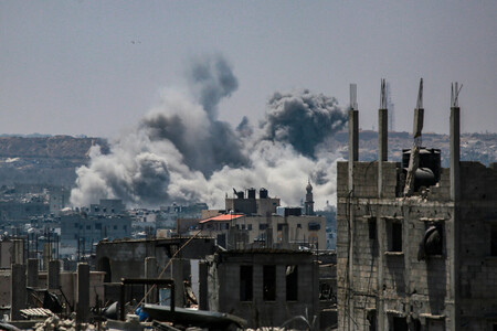 イスラエルの攻撃の後、パレスチナ自治区ガザで立ち上る煙=13日(AFP時事)