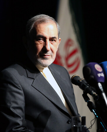 イラン最高指導者ハメネイ師の顧問を務めるベラヤティ氏=2020年1月、テヘラン(EPA時事)