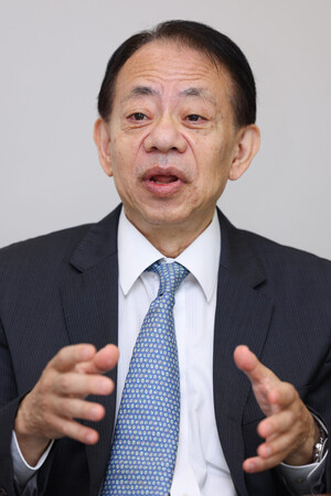 インタビューに答える浅川雅嗣元財務官=10日、東京都中央区