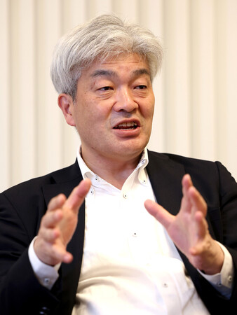 インタビューに答える東京大公共政策大学院の鈴木一人教授=10日、東京都港区