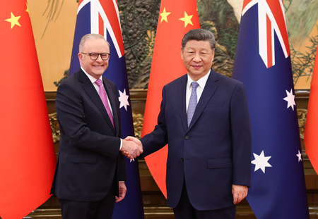 オーストラリアのアルバニージー首相(左)と中国の習近平国家主席=15日、北京(EPA時事)
