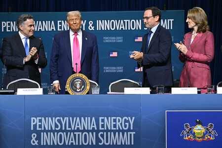 米東部ペンシルベニア州で開かれたイベントで登壇したトランプ大統領（左から２人目）＝１５日（ＡＦＰ時事）
