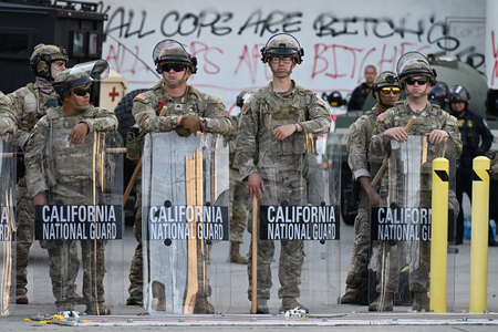 抗議デモが激化し、警戒に当たる州兵＝６月１２日、米カリフォルニア州ロサンゼルス（ＡＦＰ時事）