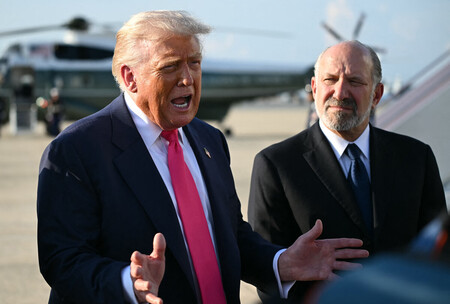 米ワシントン郊外のアンドルーズ空軍基地で記者団の取材に応じるトランプ大統領（左）＝１５日（ＡＦＰ時事）