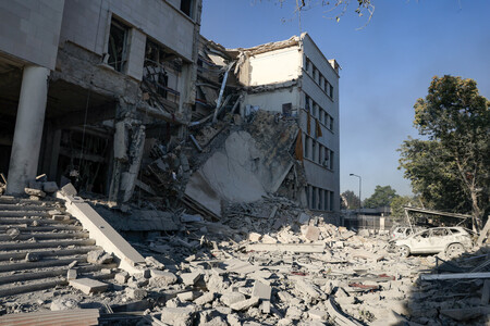 １６日、ダマスカスで一部破壊されたシリア軍と国防省の建物（ＡＦＰ時事）