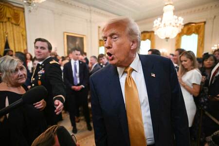 16日、米ワシントンのホワイトハウスで取材に応じるトランプ大統領(AFP時事)
