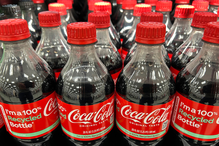 店舗の棚に並ぶコカ・コーラ=3月25日、米メリーランド州(AFP時事)