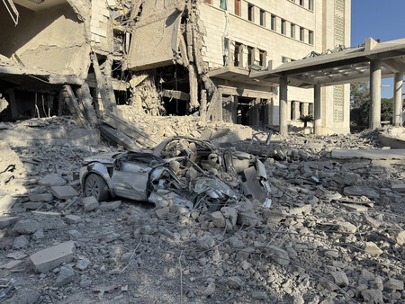 １６日、イスラエルの攻撃を受けたダマスカスのシリア国防省（ＥＰＡ時事）