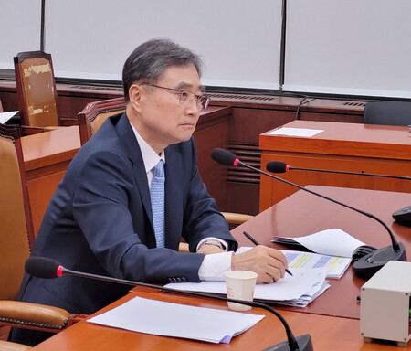 韓国国会の人事聴聞会に出席した外相候補の趙顕前国連大使＝１７日、ソウル